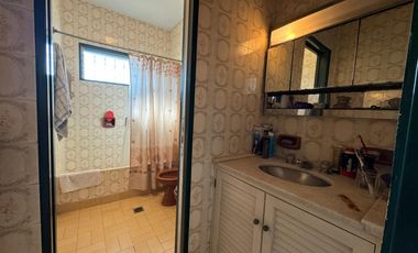 Venta. Casa. 5 ambientes. Cochera. Jardín. Quincho. Pileta. Villa Ballester.