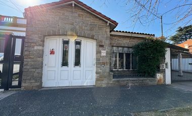 Venta. Casa. 5 ambientes. Cochera. Jardín. Quincho. Pileta. Villa Ballester.