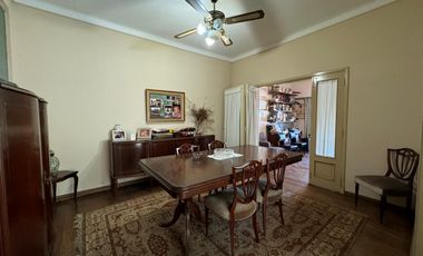 Venta. Casa. 5 ambientes. Cochera. Jardín. Quincho. Pileta. Villa Ballester.