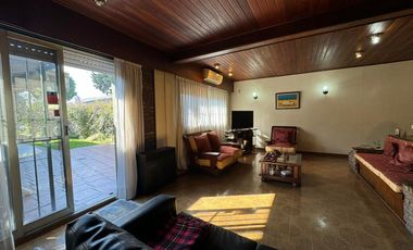 Venta. Casa. 5 ambientes. Cochera. Jardín. Quincho. Pileta. Villa Ballester.