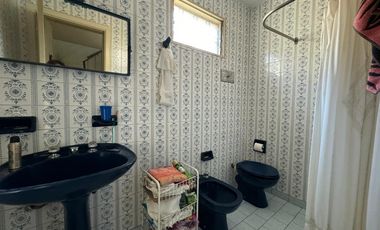 Venta. Casa. 5 ambientes. Cochera. Jardín. Quincho. Pileta. Villa Ballester.