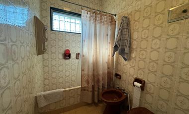 Venta. Casa. 5 ambientes. Cochera. Jardín. Quincho. Pileta. Villa Ballester.