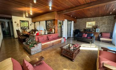 Venta. Casa. 5 ambientes. Cochera. Jardín. Quincho. Pileta. Villa Ballester.