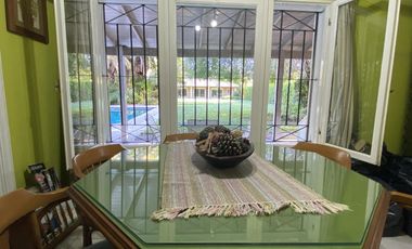 Venta - Casa 5 amb. Pileta, Jardín y Quincho - 2 Lotes / Los Ñanduces