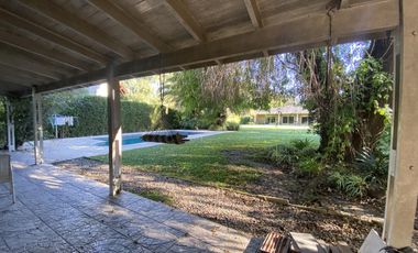 Venta - Casa 5 amb. Pileta, Jardín y Quincho - 2 Lotes / Los Ñanduces