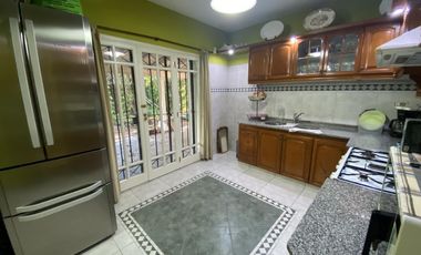 Venta - Casa 5 amb. Pileta, Jardín y Quincho - 2 Lotes / Los Ñanduces