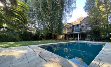 Venta - Casa 5 amb. Pileta, Jardín y Quincho - 2 Lotes / Los Ñanduces