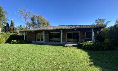 Venta - Casa 5 amb. Pileta, Jardín y Quincho - 2 Lotes / Los Ñanduces