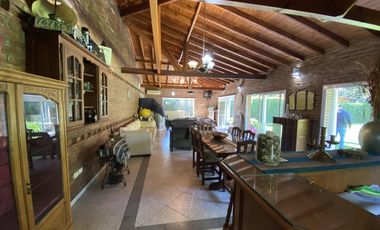 Venta - Casa 5 amb. Pileta, Jardín y Quincho - 2 Lotes / Los Ñanduces