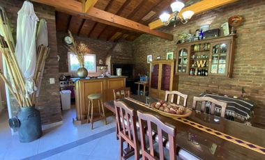 Venta - Casa 5 amb. Pileta, Jardín y Quincho - 2 Lotes / Los Ñanduces