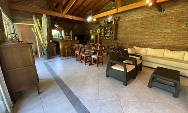 Venta - Casa 5 amb. Pileta, Jardín y Quincho - 2 Lotes / Los Ñanduces