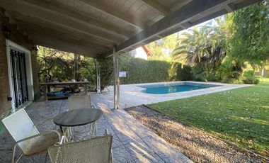 Venta - Casa 5 amb. Pileta, Jardín y Quincho - 2 Lotes / Los Ñanduces