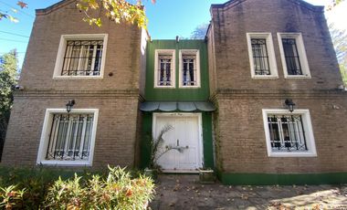 Venta - Casa 5 amb. Pileta, Jardín y Quincho - 2 Lotes / Los Ñanduces