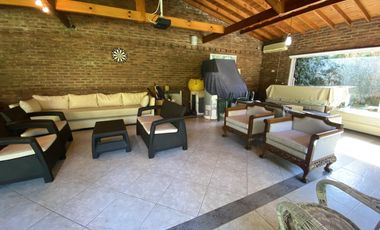 Venta - Casa 5 amb. Pileta, Jardín y Quincho - 2 Lotes / Los Ñanduces