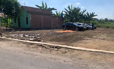 Tanah di Jejeran Bantul, Dekat Sate Pak Pong. Tepi Aspal, SHM P