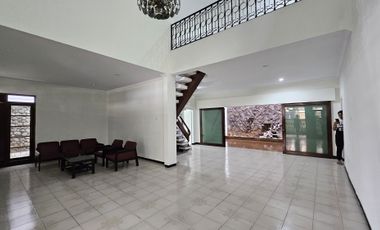 Disewakan rumah bisa untuk usaha lokasi strategis dekat restoran central dan dekat dapur coklat Tomang (jak-bar)