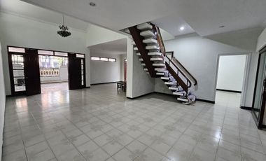 Disewakan rumah bisa untuk usaha lokasi strategis dekat restoran central dan dekat dapur coklat Tomang (jak-bar)