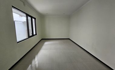 Disewakan rumah bisa untuk usaha lokasi strategis dekat restoran central dan dekat dapur coklat Tomang (jak-bar)