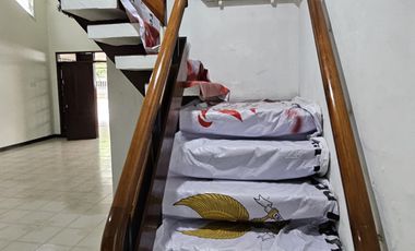 Disewakan rumah bisa untuk usaha lokasi strategis dekat restoran central dan dekat dapur coklat Tomang (jak-bar)