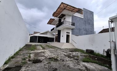 Rumah 3 lantai plus gudang di kadipiro banjarsari solo kota