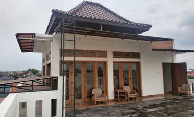 Rumah 3 lantai plus gudang di kadipiro banjarsari solo kota