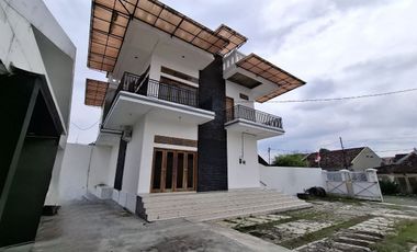 Rumah 3 lantai plus gudang di kadipiro banjarsari solo kota