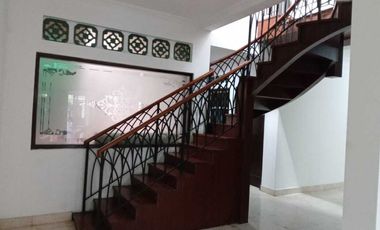 DISEWAKAN RUMAH DI CIREBON MENTENG JAKARTA SELATAN
