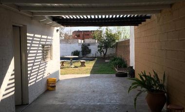 VENTA - Casa 2 dormitorios, cochera, parque y piscina - Alvarez, Santa Fe.