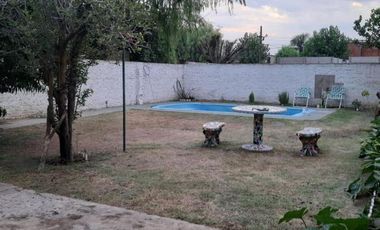 VENTA - Casa 2 dormitorios, cochera, parque y piscina - Alvarez, Santa Fe.