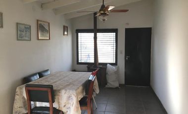 VENTA - Casa 2 dormitorios, cochera, parque y piscina - Alvarez, Santa Fe.