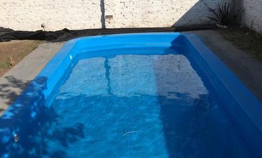 VENTA - Casa 2 dormitorios, cochera, parque y piscina - Alvarez, Santa Fe.