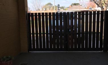 VENTA - Casa 2 dormitorios, cochera, parque y piscina - Alvarez, Santa Fe.