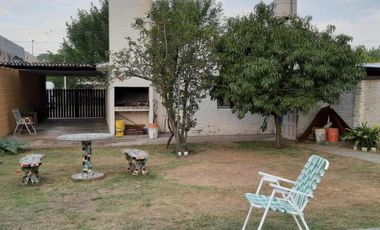 VENTA - Casa 2 dormitorios, cochera, parque y piscina - Alvarez, Santa Fe.