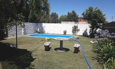 VENTA - Casa 2 dormitorios, cochera, parque y piscina - Alvarez, Santa Fe.