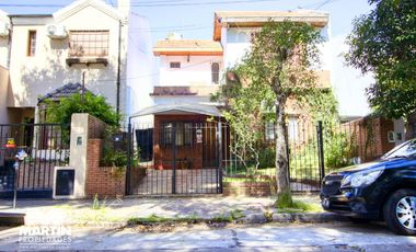 Casa en venta apta crédito. 5 amb con jardín y jardín de invierno en Olivos