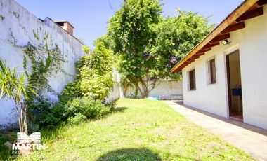 Casa en venta apta crédito. 5 amb con jardín y jardín de invierno en Olivos