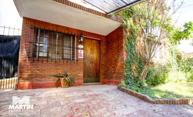 Casa en venta apta crédito. 5 amb con jardín y jardín de invierno en Olivos