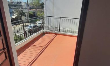 Casa en venta apta crédito. 5 amb con jardín y jardín de invierno en Olivos