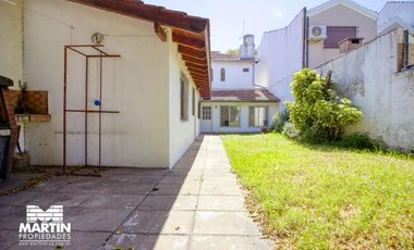 Casa en venta apta crédito. 5 amb con jardín y jardín de invierno en Olivos