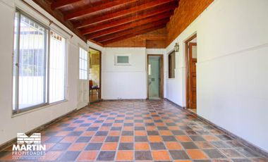 Casa en venta apta crédito. 5 amb con jardín y jardín de invierno en Olivos
