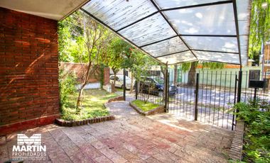 Casa en venta apta crédito. 5 amb con jardín y jardín de invierno en Olivos