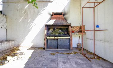 Casa en venta apta crédito. 5 amb con jardín y jardín de invierno en Olivos