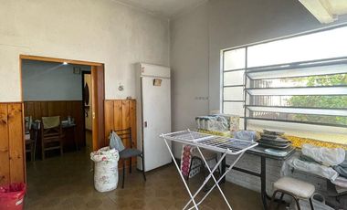 Casa en venta de 3 ambientes con patio y quincho con dormitorio y cocina -Wilde