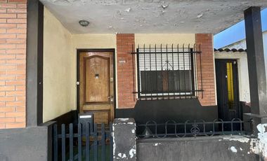 Casa en venta de 3 ambientes con patio y quincho con dormitorio y cocina -Wilde