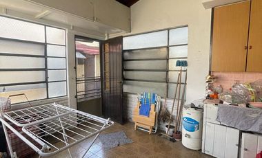 Casa en venta de 3 ambientes con patio y quincho con dormitorio y cocina -Wilde