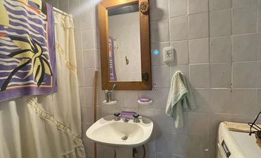 Casa en venta de 3 ambientes con patio y quincho con dormitorio y cocina -Wilde