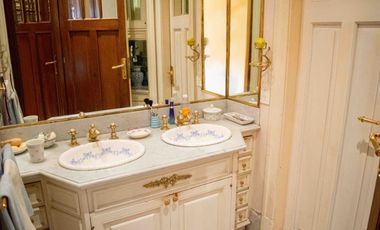 Casa de  6 ambientes con cochera y dependencia en venta en Vicente Lopez