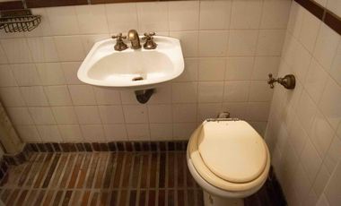 Casa de  6 ambientes con cochera y dependencia en venta en Vicente Lopez