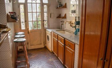 Casa de  6 ambientes con cochera y dependencia en venta en Vicente Lopez