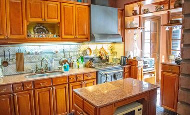 Casa de  6 ambientes con cochera y dependencia en venta en Vicente Lopez